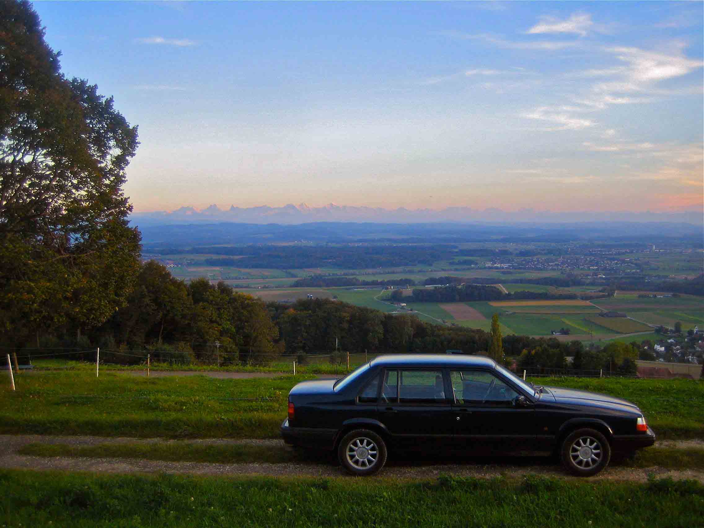 Oberhalb Attiswil. Blick auf Dorf und Berner Alpen