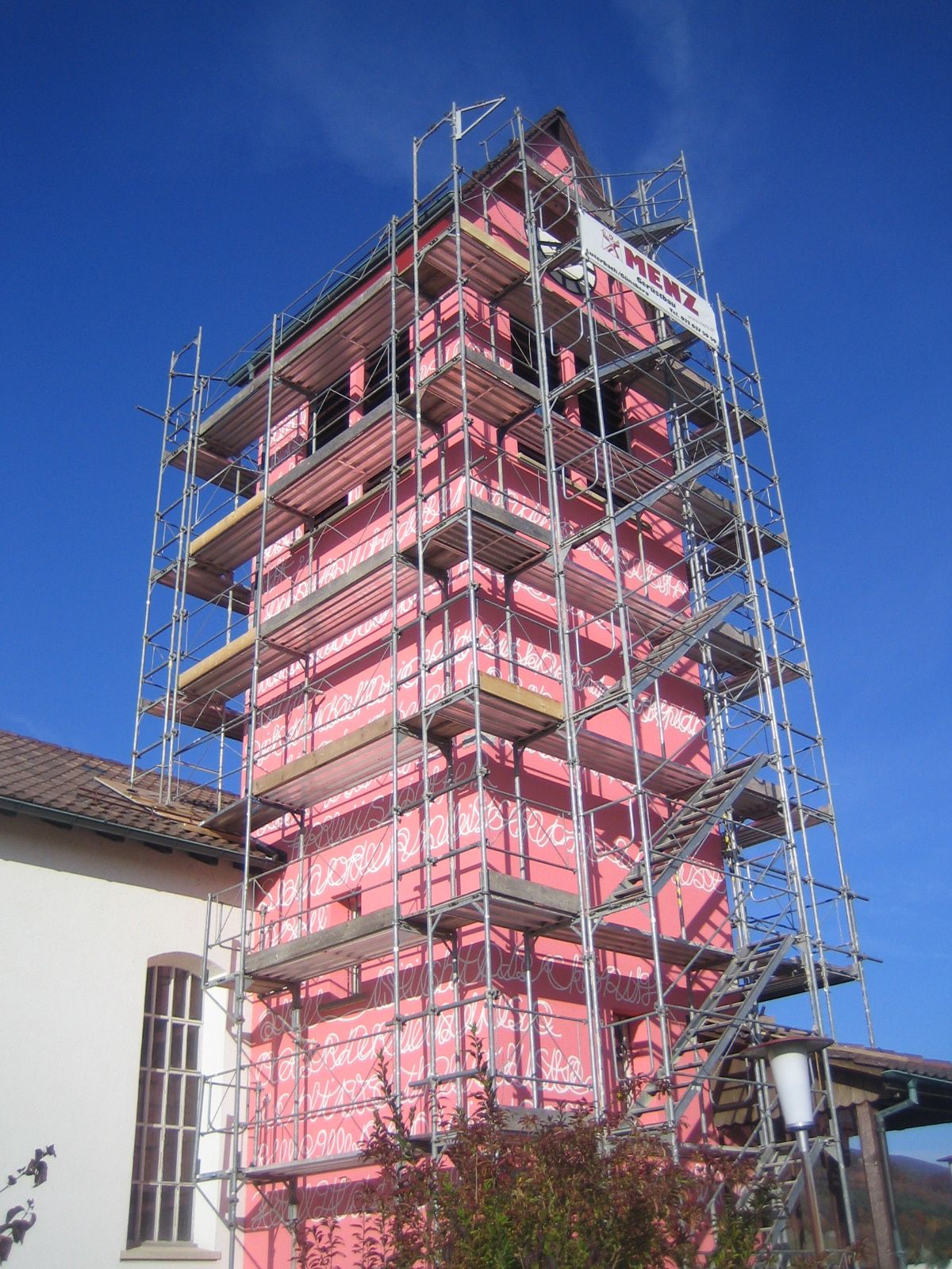 Ende Kulturundum - Kirchturm verliert sein Rosa.