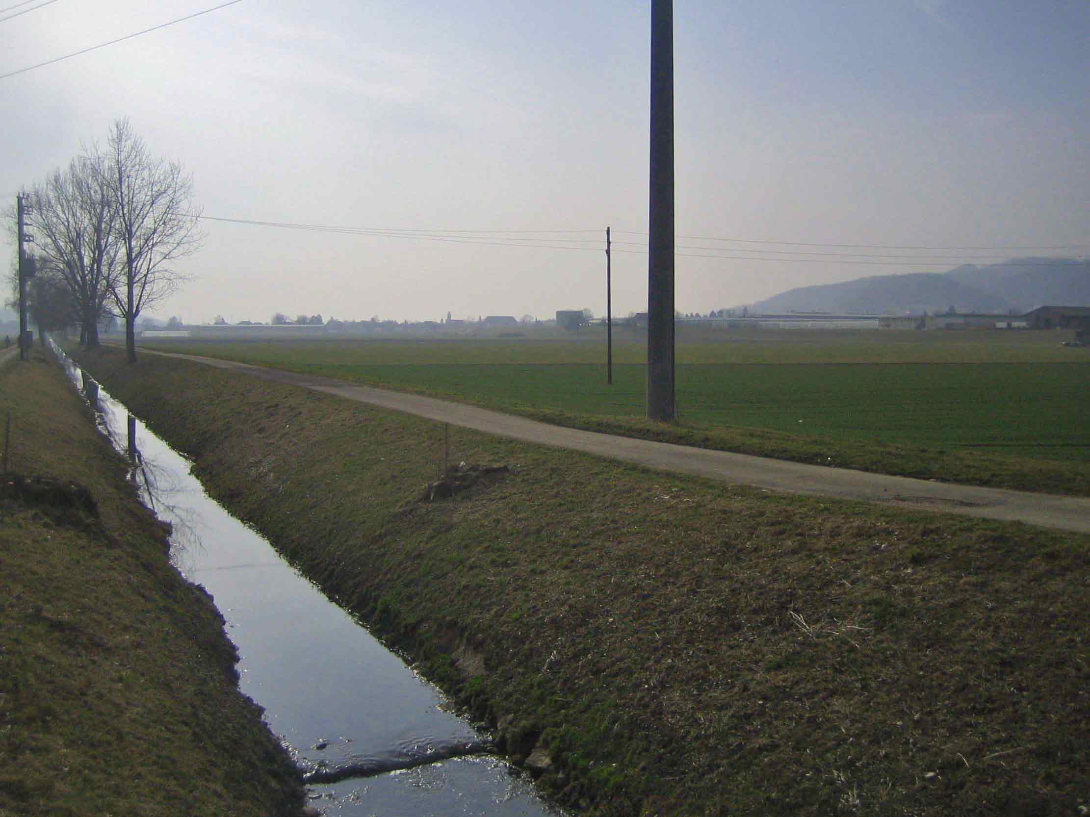 Der Bipperkanal begrenzt im Süden die Stockmatt (rechts). 
Diesen Bachlauf aufwerten, aber ohne Schlachthof rechts davon!