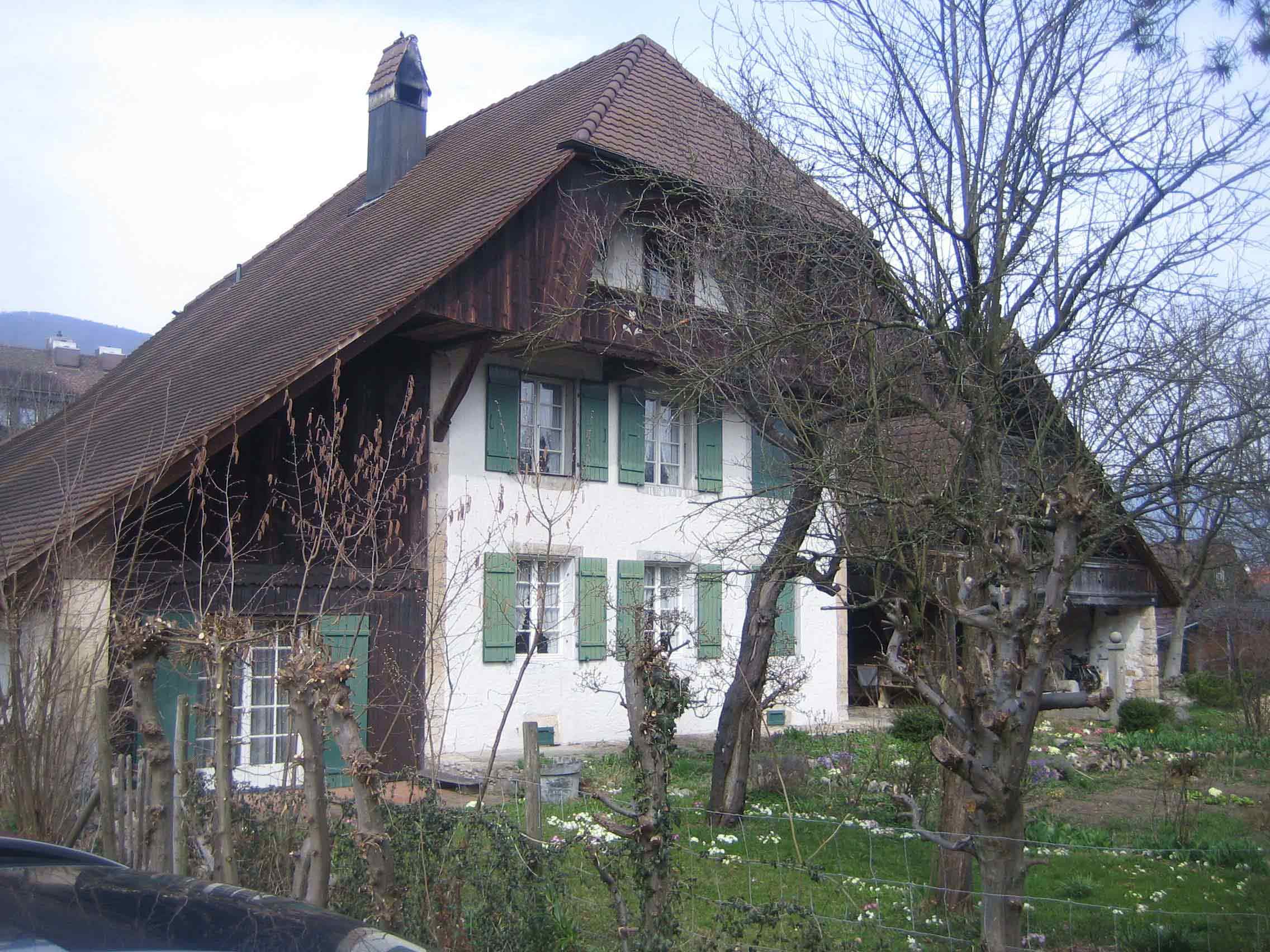 Niederbipp, Haus und Scheuer in der Kirchgasse und Garten im Frühling - Niederbipp, House and shed in Kirchgasse with garden in spring