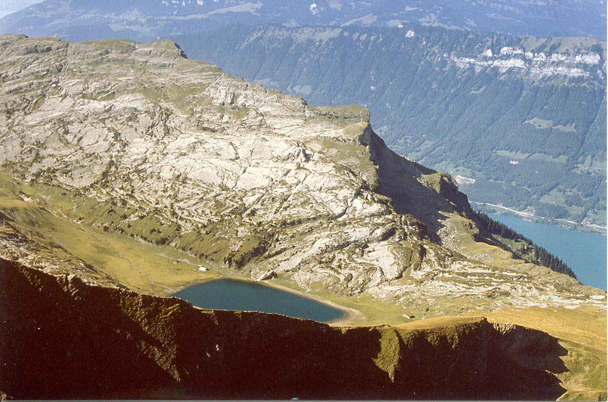 Sgistal mit Seelein, in der Tiefe der Thunersee